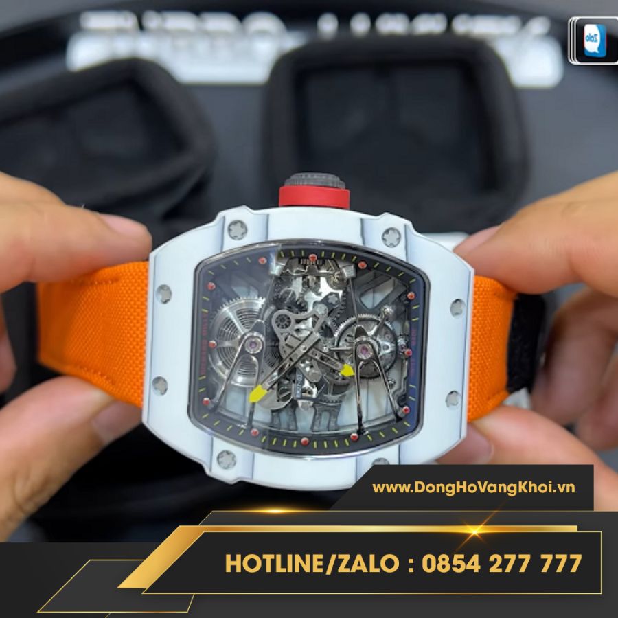 Vận hành bằng bộ máy Tourbillon chuyển động liên tục