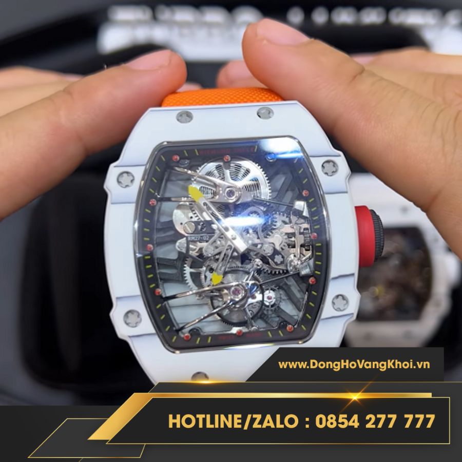 Sử dụng chất liệu chính là carbon siêu bền bỉ - trọng lượng nhẹ.