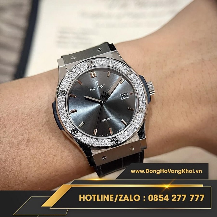 Đồng hồ Hublot đeo lên tay cực kỳ sang trọng