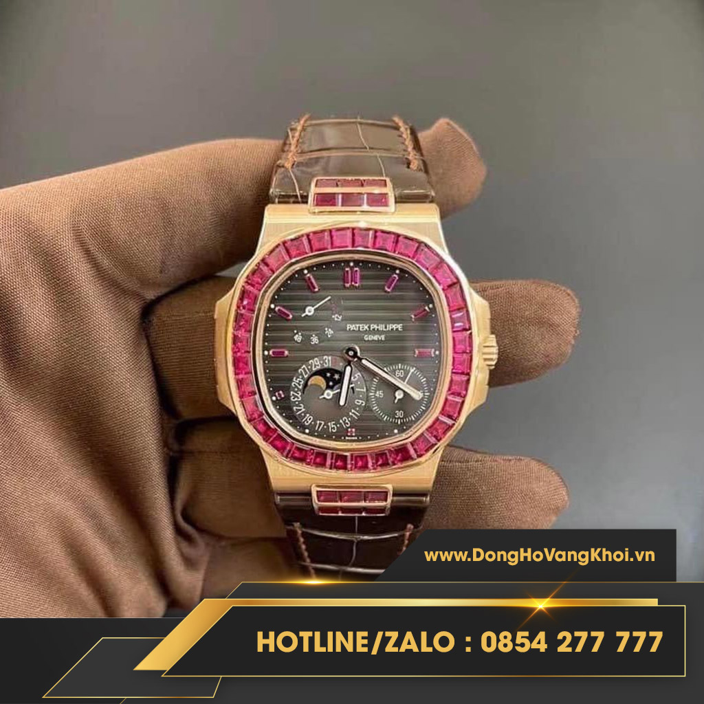 Đồng hồ PATEK PHILIPPE NAUTILUS 5724/12R ROSE GOLD RUBY – DATE MOONPHASE chế tác vàng khối, ruby thiên nhiên