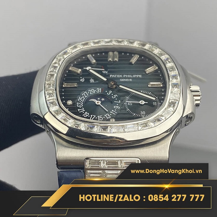 Đồng hồ Patek Philippe Nautilus 5712 sang trọng, quý phái